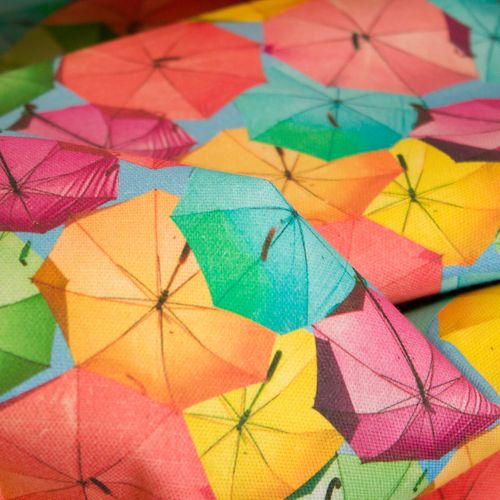 Blauwe canvas met rode, groene, gele en blauwe paraplu's